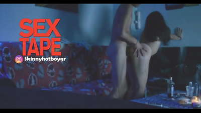 Сүйүктүү мектеп окуучусу жигити менен